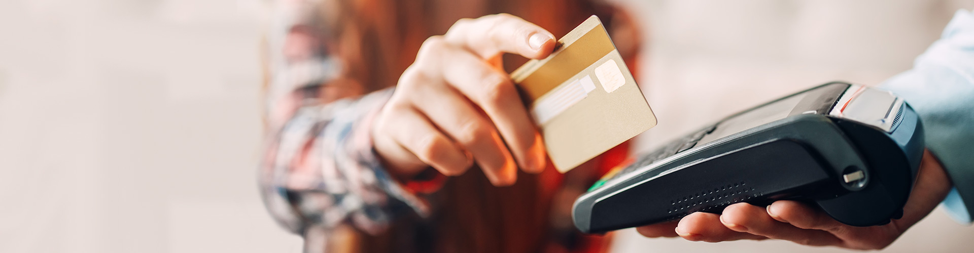 Autonomos - Mujer pagando con su tarjeta en un tpv multidivisa en un comercio Autonomos - Mujer pagando con su tarjeta en un tpv multidivisa en un comercio