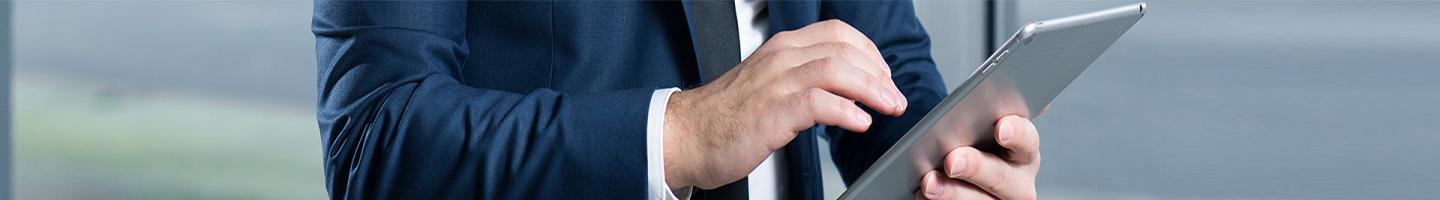 Informe de mercados y carteras - Hombre de negocios con traje de color azul y camisa blanca buscando informes de mercados y carteras en su tablet